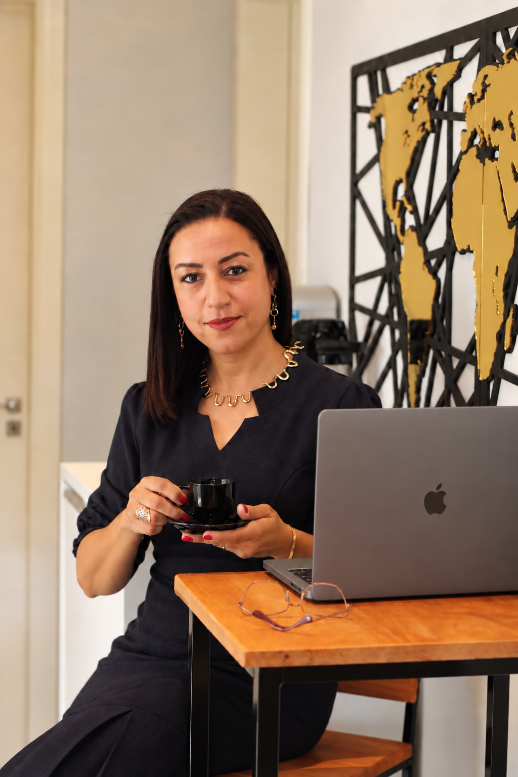 Dra. Rita Bueno Malves no escritório com um MacBook
